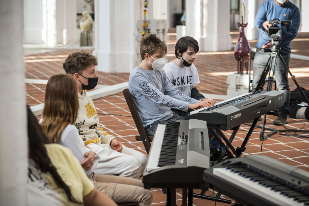 Schüler*innen spielen in der Kulturkirche St. Petri Keyboard. Foto: O. Malzahn