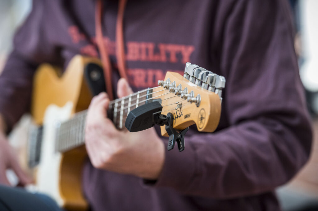 Eine Person spielt Gitarre auf dem Forum Kreativpotentiale. Foto: O. Malzahn