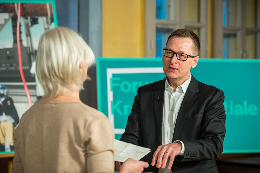 Helmut Seidenbusch, Leiter des Bereichs Kulturelle Bildung der Stiftung Mercator, wird auf dem Forum Kreativpotentiale interviewt. Foto: O. Malzahn